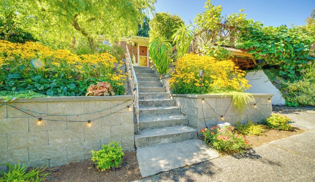 6 Mi to Dtwn Seattle: Walkable Home w/Hot Tub