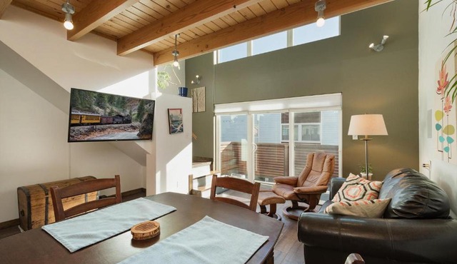 725 E College Unit 8