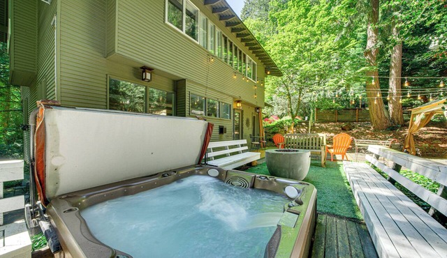 8 Mi to Lumen Field: Pet-Friendly Apt w/Hot Tub