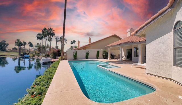 8BR complex w 2 pools, lake view, sleeps 18