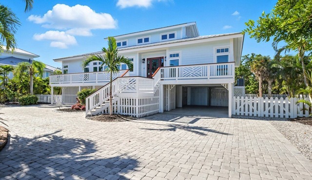 9871 Gasparilla - 4 bedroom - Pet Friendly, Pool Home, Private Pool - Sleeps 8!