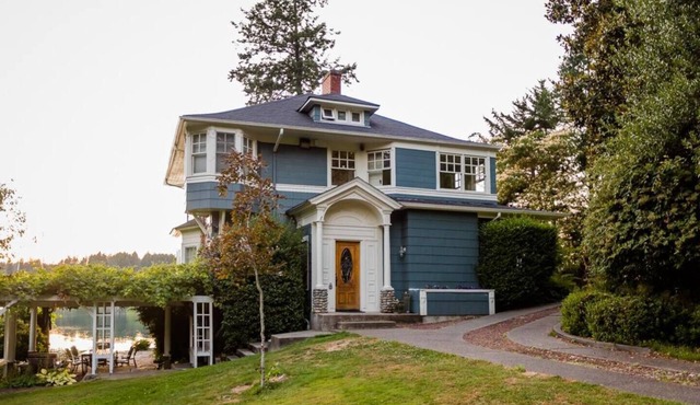 A historic victorian home with all the trimmings!