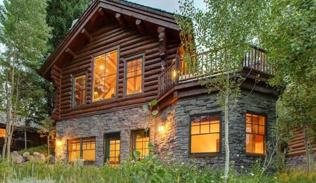 Abode at Moosehead Cabin, walk to skiing, hot tub