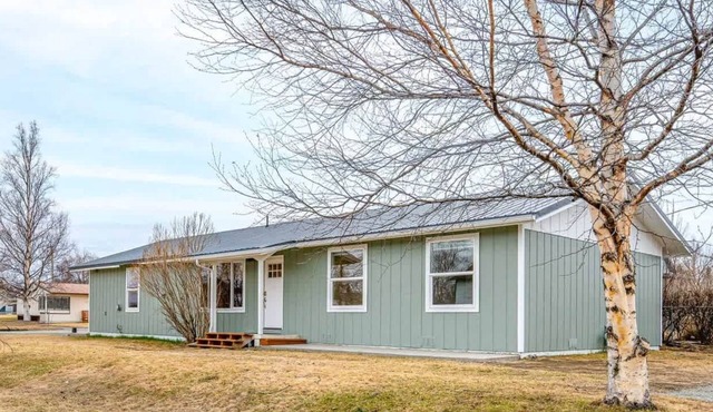 Adorable Downtown Cottage - Walk to Shops & Cafes!