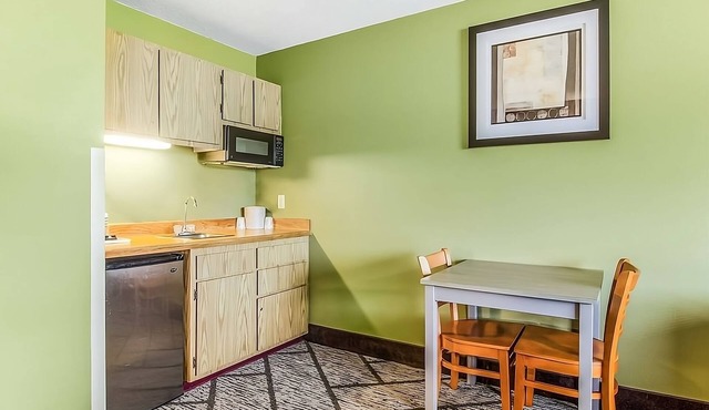 Affordability Meets Comfort in GuestHouse Poulsbo! Free Parking, Pet-friendly