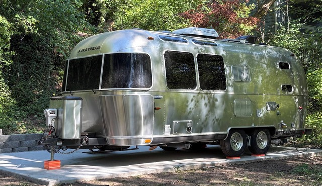 Airstream Meadow View, Creek & Wildlife - Light Rail to DT Seattle easy