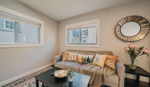 Airy 3B2.5B Nest in Central Seattle/AC/Parking