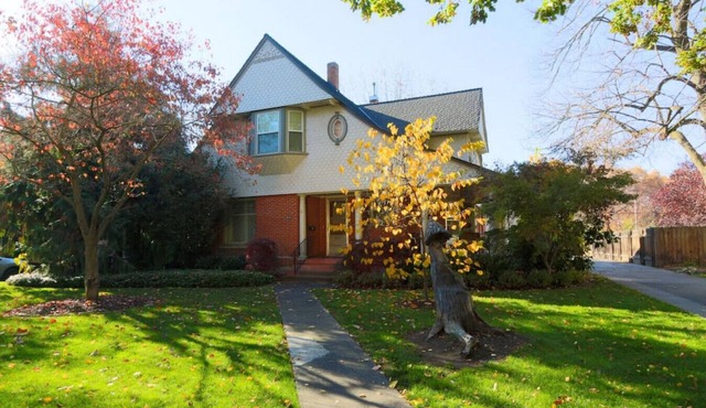 AK Dice House · Large Gracious Home on Lovely Catherine Street