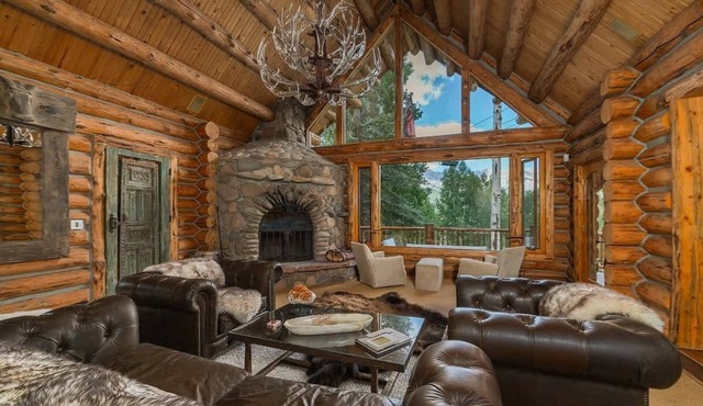 Amazing slopeside mountain lodge with hot tub