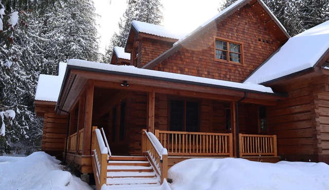 Ancient Cedars Lodge - Luxury log cabin accommodating up to 10 guests