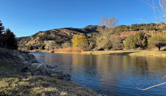 Arkansas River Frontage, Cozy Cabin with AC, WiFi in gorgeous Howard pets ok