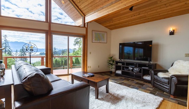 Auke Bay Chalet~ Ocean views, Hot tub, Sauna, outdoor entertainment, & fire pit!