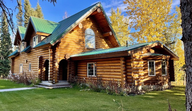 Aurora Luxury Lodge with 8-Person Jacuzzi · Cedar Sauna · Near UAF + Airport