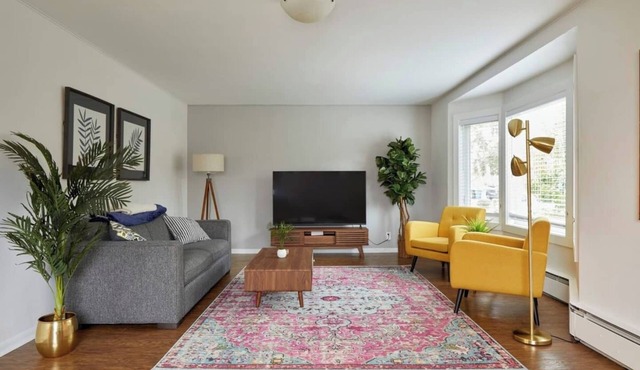 Ballard Hot Tub Retreat + Fenced Yard + Walk to Cafes Dining & Breweries