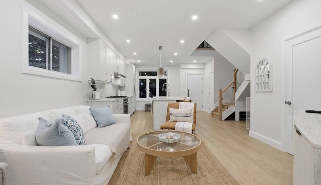 Beach 2BR plus Loft with Gym, BBQ & Putting Green in Toronto