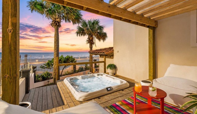 Beachfront Condo | Pool + Hot Tub | View
