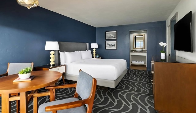 Beachfront Tranquility: Ocean Views & Sandy Toes in Monterey