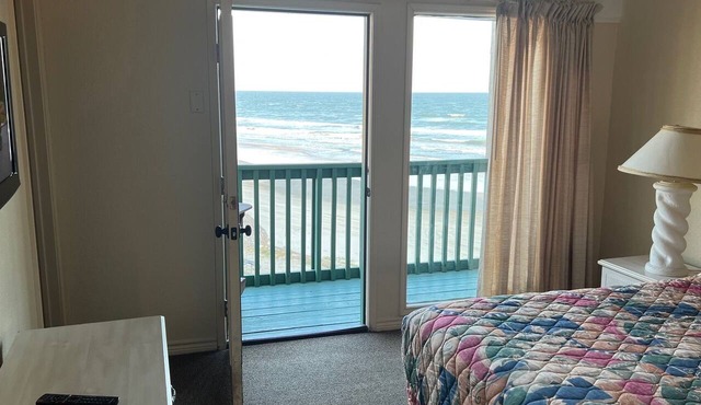 Beachfront Two Bedroom Condo with a Pool/2 nights or 7 nights. Pet friendly!