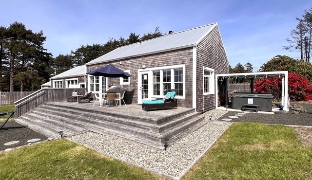 beachy cottage w/ocean views, enclosed yard, hot tub & nearby beach access