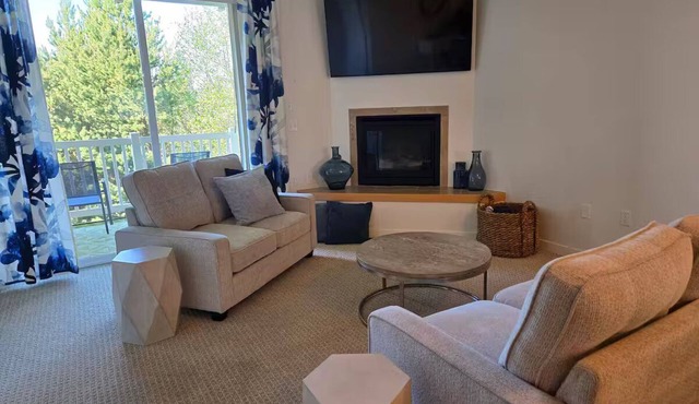 Beautiful 2-bedroom 2 full bathroom condo with large kitchen in Ocean Shores.