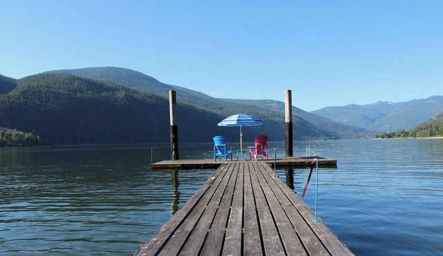 Beautiful Beach front cottage near Nelson, BC
