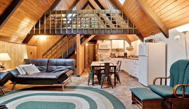 Beautiful cabin in the woods with a private hot tub
