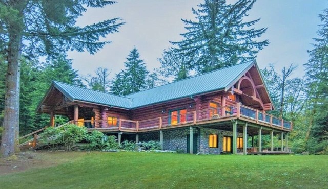 Beautiful log home close to, nature, hikes, skiing, fishing, shops.