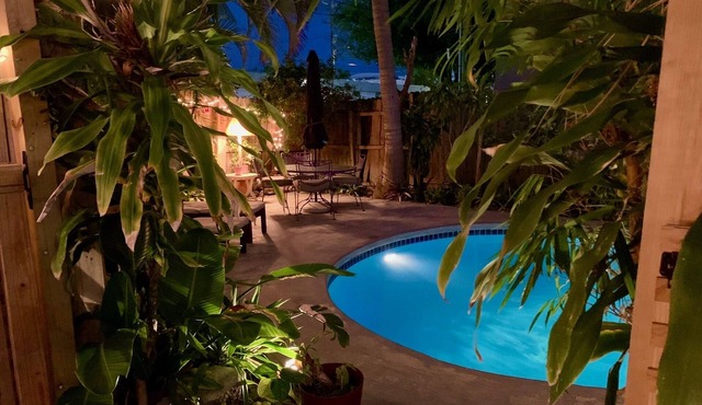 Belle Flower Oasis: 3-bedroom cottage with 2 heated pools - downtown Lake Worth