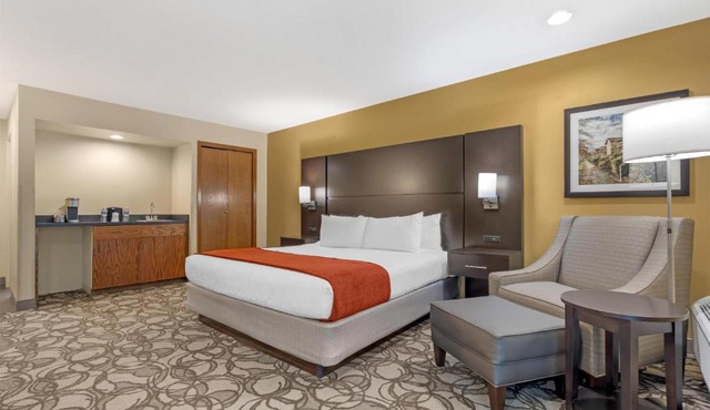Best Western Plus Plaza by the Green