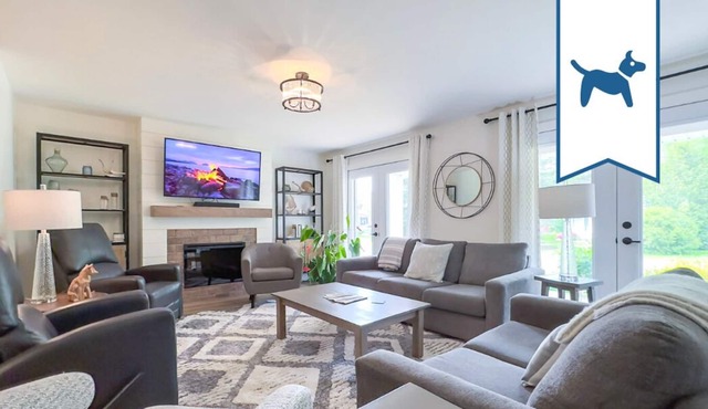 Better Than Therapy-Executive Cottage with Hot Tub, Fireplace is ready for you!
