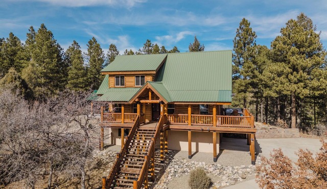 Big, Beautiful Log Home with Mountain Views + Hot Tub!