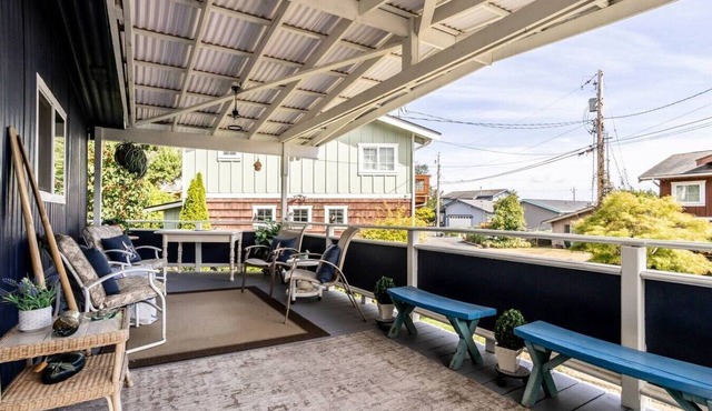 Birch Bay Cottage: Deck, Firepit, 1 Block to Beach