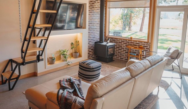 Black Cedar Escape- A Chalet for Every Season in Enderby