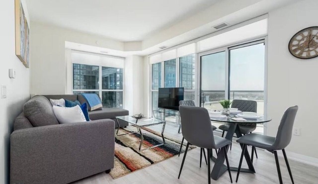 Bright 2BR Toronto Harbourfront Home with Fitness Access