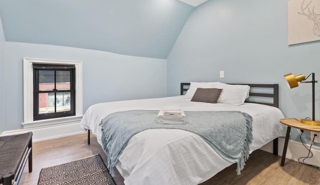 Bright and Spacious Condo in Downtown Collingwood 97043