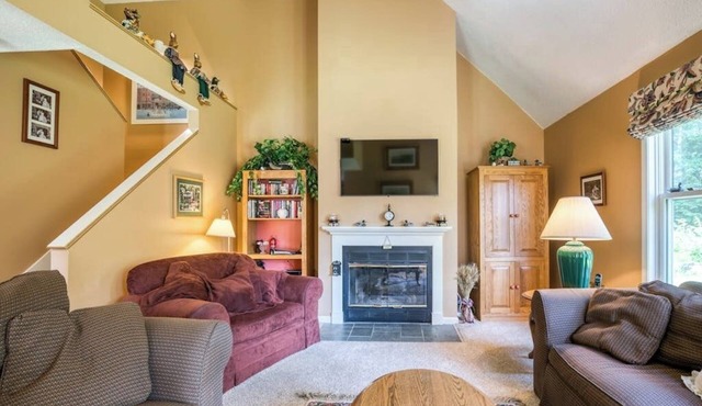 Bright condo with WiFi, fireplace, outdoor pool, & excellent location