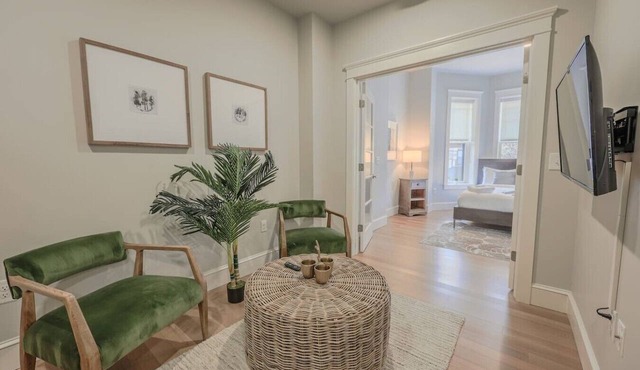 Bright Newbury Street 1 Bedroom Apartment