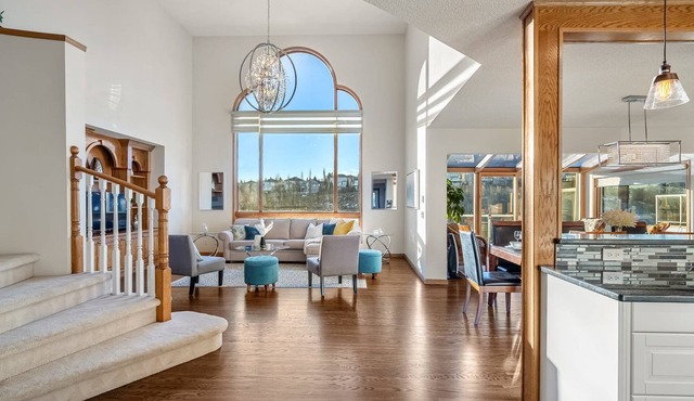 Bright & Spacious 5-BR & Ravine Views in Edgemont