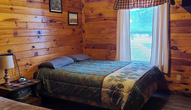Bull Camp- 3 Bedrooms- Direct Snowmobile and ATV Trail Access! in Eustis