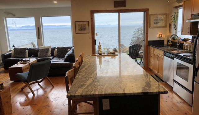 Campbell River - beachfront duplex on Stories Beach the Georgia Strait in Campbell River