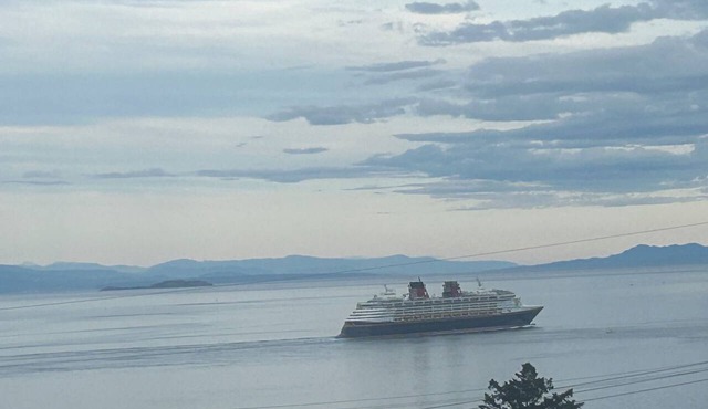 Campbell River discovery passage view guest suite