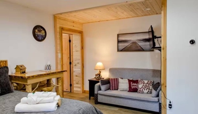 Caribou Suite @ Alaska Knotty Pine B&B -Luxury Soaker Tub, Shower, Pullout Couch