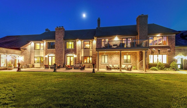 Castle with Great Views: GTA Skyline & Modern Citie & Nature Mountains & Beach in Grimsby