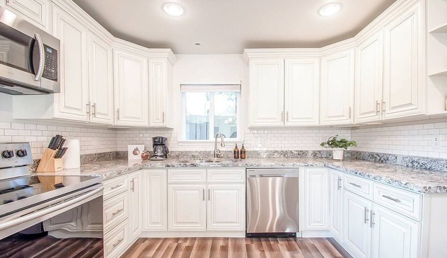 Central District 4BR Farmhouse — Walk to Light Rail, Fenced Backyard, Sleeps 12 in Seattle