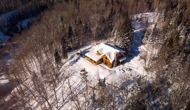 Chalet Black Eagle on Fiddler Lake with Hot Tub and Sauna