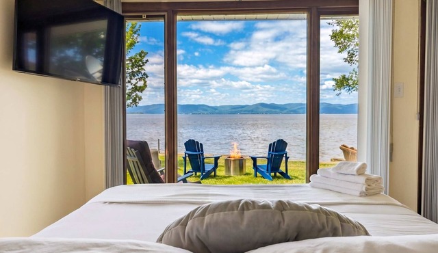Chalet/Studio #1 Waterfront with Spa, Fireplace & Wifi