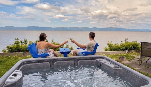 Chalet Studio #5 Waterfront with Spa, Fireplace & Wifi