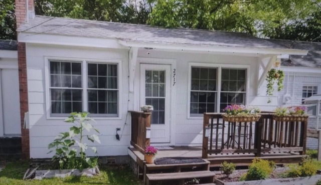 Charming 1-bedroom Tiny House w/Chickens close to Downtown and 15 min2 beach