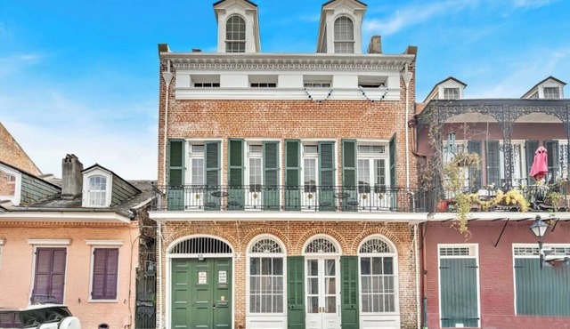 Charming 1-bedroom condo in awesome New Orleans with steps to Bourbon St.
