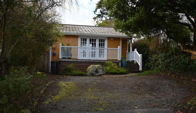 Charming 2-bedroom house in downtown Langley.